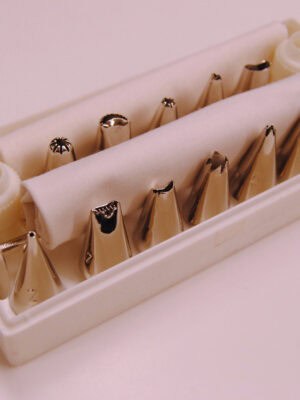 Standard cake decorating kit (instructions included)